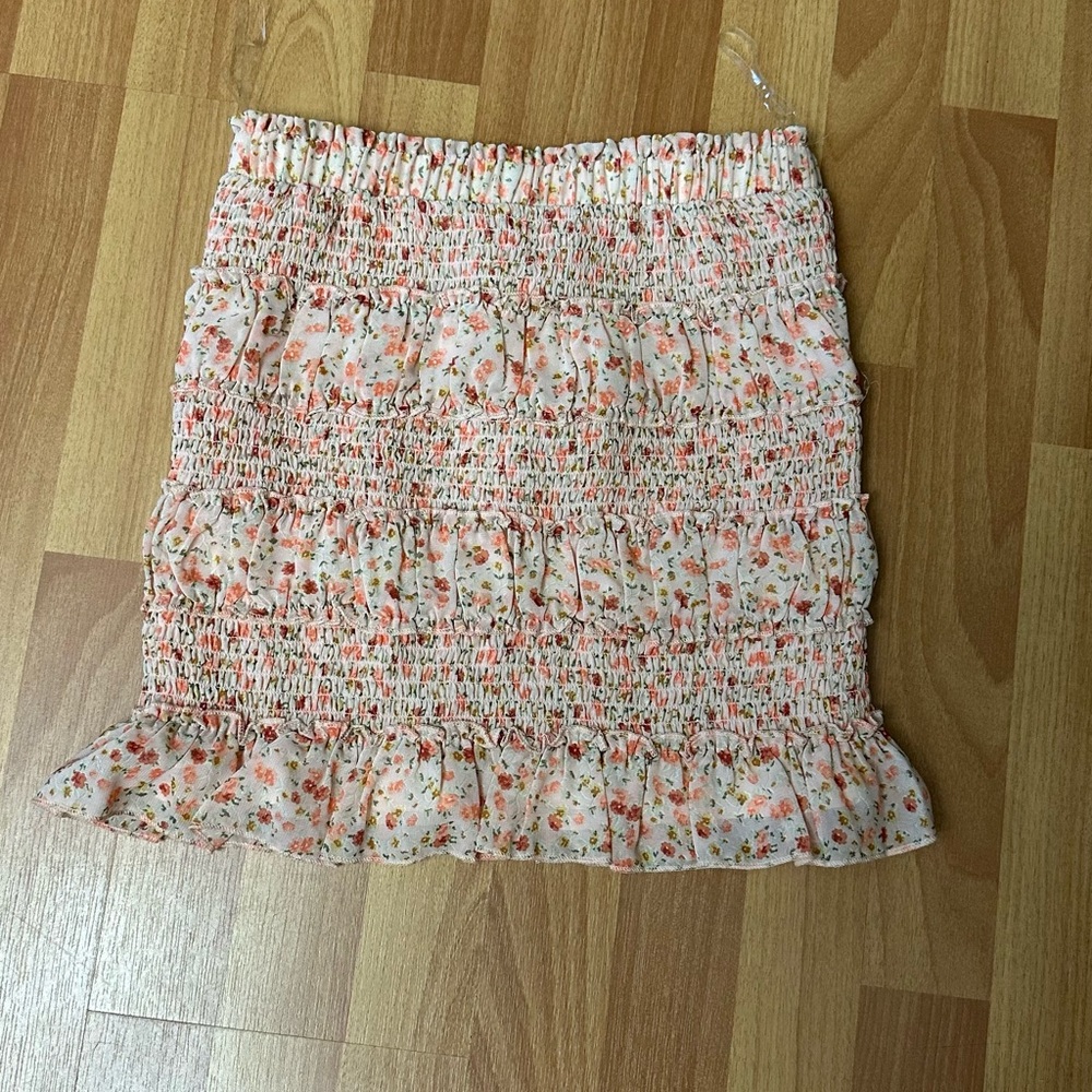 Skirt / has matching crop top selling separate
